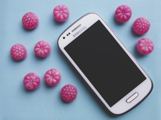 crédit photo: https://pixabay.com/fr/photos/rose-candy-sucre-blanc-smartphone-791315/